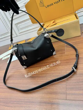 <p>独家163首发型号 M25160私品 163动态UID  进口菱形面料  品质第九次升级 进口原厂皮 专柜同步 动态电子芯片 礼品袋 保护纸 铜版电子标签 合格证 皮料是正品代工厂意大利A级树膏皮 私品 :所谓的私品 是在于品质 五金 面料 手工 油边 A级出品 拍摄图跟产品一致丶尺寸:23.5x16x8.5CM流号:168</p>