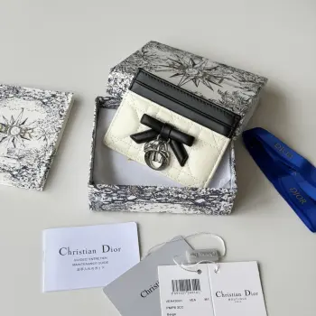 CD 新品上架 新款蝴蝶结尺寸 11.5*9*2 cm 卡片包 编号 S2064Dior专柜最新款火爆登场 采用进口小羊皮 绝美绣线 做工精致 媲美专柜 
