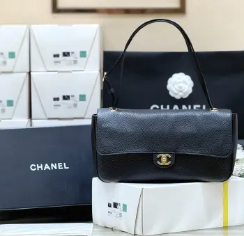 <p>26S 春夏系列</p><p>ZP 66500购入</p><p>Chane1 26S 谷爱凌同款大号口盖包</p><p>谷爱凌同款 无疑又是 非常红 </p><p>就问一句你的cf有我大吗 超级时髦赚足回头率皮质也是超舒服 超级推荐</p><p>意大利原厂 三只羊 荔枝纹牛皮</p><p>AS6231 (19.5*32*10cm)</p>