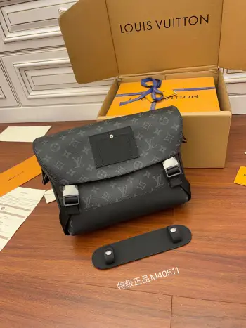 <p>独家163首发型号 M40511私品 163动态UID  进口菱形面料  品质第九次升级 进口原厂皮 专柜同步 动态电子芯片 礼品袋 保护纸 铜版电子标签 合格证 皮料是正品代工厂意大利A级树膏皮 私品 :所谓的私品 是在于品质 五金 面料 手工 油边 A级出品 拍摄图跟产品一致丶.尺寸:33x22.5x11CM流号:168</p>