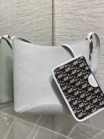 <P>冰川蓝现货  Dior Medaillon水桶包春夏新款柔软的颗粒面牛皮革 超级有质感简洁又大气的包形 满满的高级感肩带搭配经典镜子五金扣 优雅又摩登超大的容量可收纳各种日常出行用品可调节肩带的设计打造多种肩背造型无论是通勤和休闲出行都很合适size:26.5x26x15cm <P>