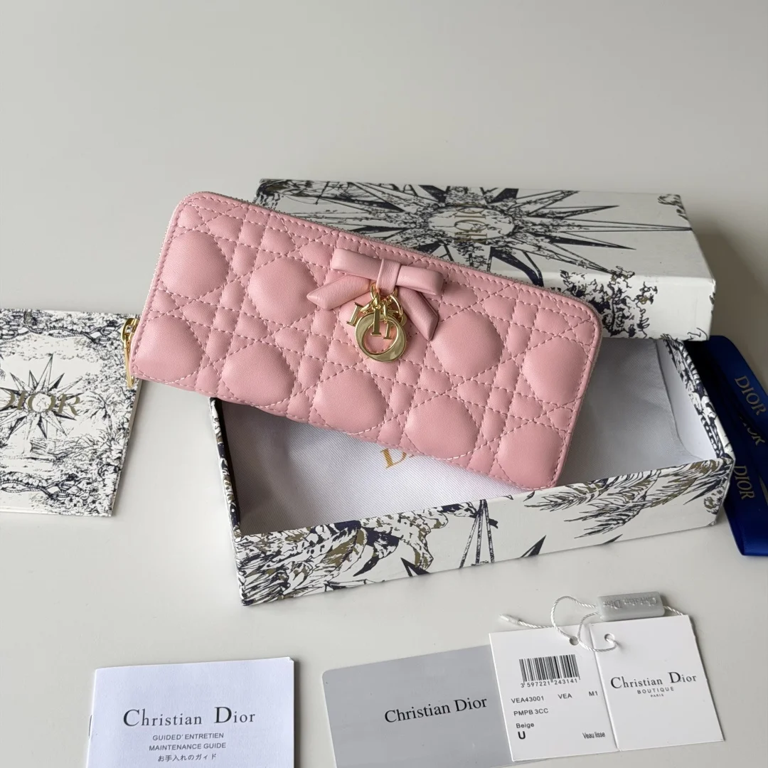 Dior 2026新品上架了 蝴蝶结尺寸 19*10.5*2.5编号 S2600 小羊皮制作Dior同步最新款出货 新logo搭配蝴蝶结采用头层小羊皮 做工精致 超多卡位 质量 手感舒适饱满 低调内涵
