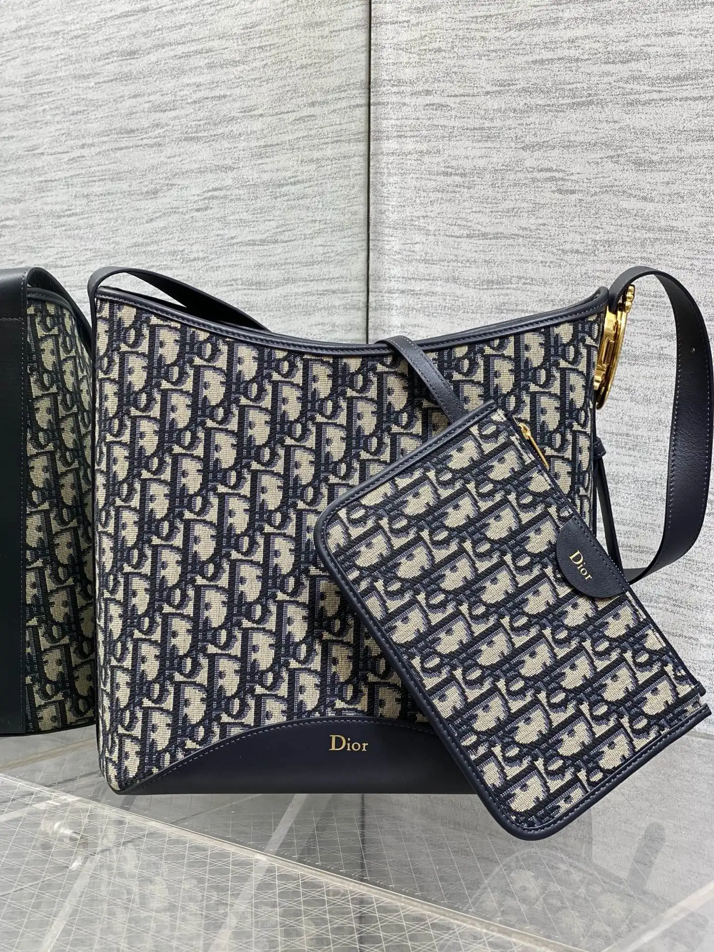 原单迪奥女包|高仿迪奥女包|精仿迪奥女包|一比一迪奥女包<P>蓝布现货  Dior Medaillon水桶包春夏新款经典的Oblique 老花越看越耐看简洁又大气的包形 满满的高级感肩带搭配经典镜子五金扣 优雅又摩登超大的容量可收纳各种日常出行用品可调节肩带的设计打造多种肩背造型无论是通勤和休闲出行都很合适size:26.5x26x15cm <P>