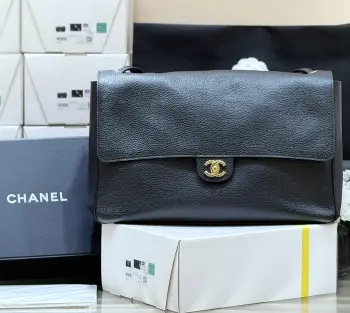 <p>26S 春夏系列</p><p>ZP 72100购入</p><p>Chane1 26S jennie MAXI超大口盖包</p><p>Jennie同款 无疑又是 引爆全球 </p><p>就问一句你的cf有我大吗 超级时髦赚足回头率皮质也是超舒服 超级推荐</p><p>意大利原厂 三只羊 荔枝纹牛皮</p><p>AS6233(26*38.5*11cm)</p>