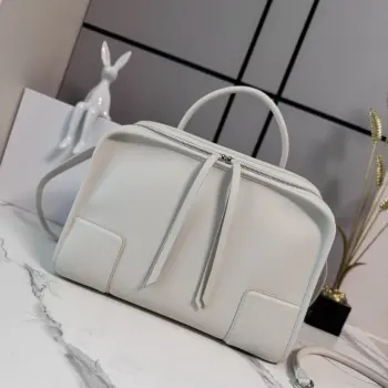 <P>大号 罗意威 新品 Amazona 180 重新诠释 LOEWE 传奇手袋 呈现休闲廓形 搭配单一顶部提手 手袋采用开放式设计 主隔层以隐藏扣固定 搭配可拆卸肩背和斜挎背带 打造实用风格.此大号版本采用牛皮革制成 三种携带方式 短提手 可拆卸肩背和斜挎背带 拉链配有两个皮革拉链头两个隔层 主隔层以磁扣开合 内部扁平口袋 左侧 D 形环可定制 绒面革和纳帕羊皮革衬里 LOE*WE 烫金或烫银 Double L 压纹品牌标志. 型号 062553 尺寸:34.5*14*27CM <P>