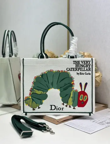  毛毛虫配肩带 中号尺寸 Dior book tote 购物袋这款Book Tote手袋灵感来自女装创意总监玛丽亚 嘉茜娅 蔻丽 Maria Grazia Chiuri 是体现Dior审美的主打产品 可收纳各种日常用品 全新演绎Bayadere图案混合效果D-Stripes图案刺绣 更具时尚风范 正面饰以 Christian Dior 标志 充分体现了Dior的精湛工艺 款号 1286尺寸 36×28 cm 