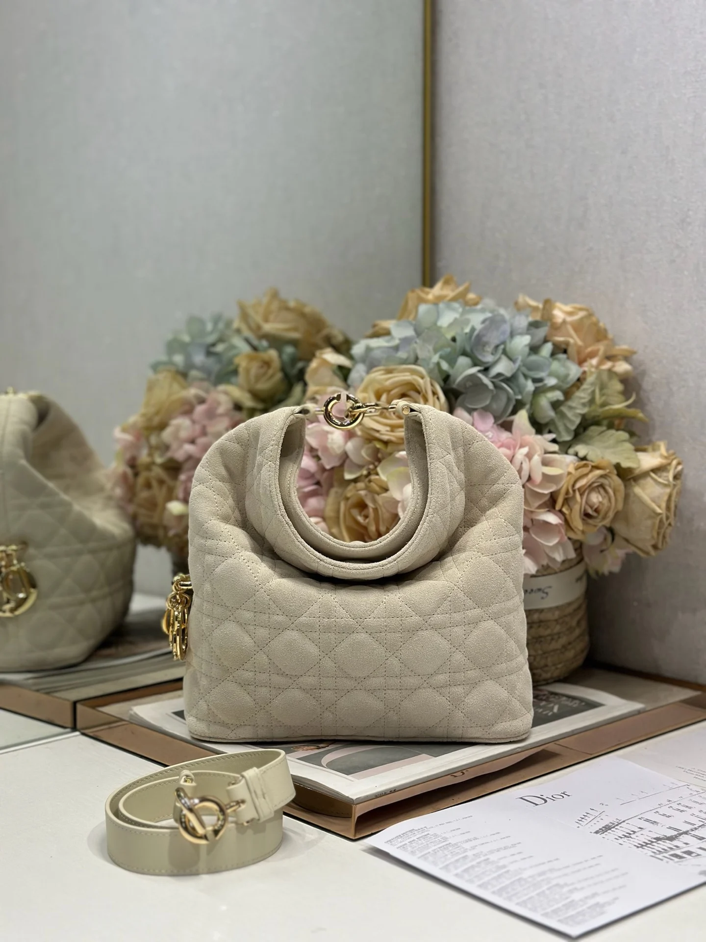 原单迪奥女包|高仿迪奥女包|精仿迪奥女包|一比一迪奥女包Dior  2026秋冬系列- 米色绒配皮 JonathanAnderson本季的配饰和细节设计融入了与秀场一致的荷花 荷叶等元素 工艺中层叠的褶皱 卷曲的弧度 以及古典的廓形元素均有体现 细节比整体造型要值得一看 型号 1538尺寸 24×27×9cm