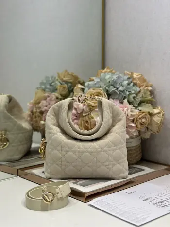 Dior  2026秋冬系列- 米色绒配皮 JonathanAnderson本季的配饰和细节设计融入了与秀场一致的荷花 荷叶等元素 工艺中层叠的褶皱 卷曲的弧度 以及古典的廓形元素均有体现 细节比整体造型要值得一看 型号 1538尺寸 24×27×9cm