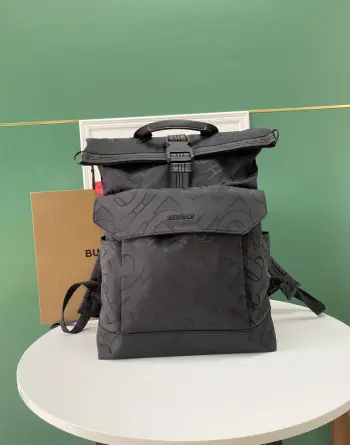 特级 B家双肩背包 选用由再生聚酯纤维和棉质纱线制成的面料打造 装饰 Thomas Bur专属标识图案提花 搭配牛皮边饰与同色系微标设计 网纹尼龙细节和品牌徽标 36 x 19x 58