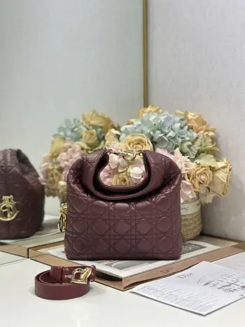 Dior  2026秋冬系列- 酒红羊皮 JonathanAnderson本季的配饰和细节设计融入了与秀场一致的荷花 荷叶等元素 工艺中层叠的褶皱 卷曲的弧度 以及古典的廓形元素均有体现 细节比整体造型要值得一看 型号 1538尺寸 24×27×9cm