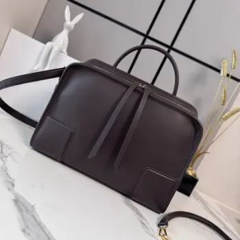 <P>大号 罗意威 新品 Amazona 180 重新诠释 LOEWE 传奇手袋 呈现休闲廓形 搭配单一顶部提手 手袋采用开放式设计 主隔层以隐藏扣固定 搭配可拆卸肩背和斜挎背带 打造实用风格.此大号版本采用牛皮革制成 三种携带方式 短提手 可拆卸肩背和斜挎背带 拉链配有两个皮革拉链头两个隔层 主隔层以磁扣开合 内部扁平口袋 左侧 D 形环可定制 绒面革和纳帕羊皮革衬里 LOE*WE 烫金或烫银 Double L 压纹品牌标志. 型号 062553 尺寸:34.5*14*27CM <P>