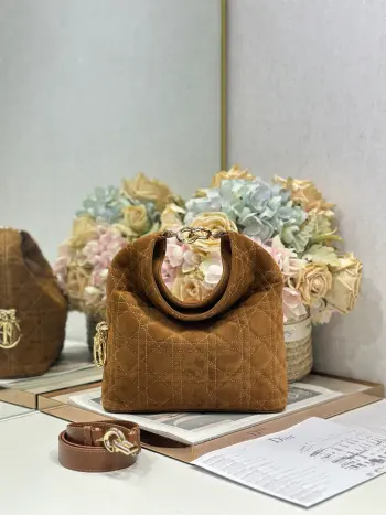 Dior  2026秋冬系列- 棕色绒配皮 JonathanAnderson本季的配饰和细节设计融入了与秀场一致的荷花 荷叶等元素 工艺中层叠的褶皱 卷曲的弧度 以及古典的廓形元素均有体现 细节比整体造型要值得一看 型号 1538尺寸 24×27×9cm