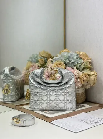 Dior  2026秋冬系列- 银色羊皮 JonathanAnderson本季的配饰和细节设计融入了与秀场一致的荷花 荷叶等元素 工艺中层叠的褶皱 卷曲的弧度 以及古典的廓形元素均有体现 细节比整体造型要值得一看 型号 1538尺寸 24×27×9cm