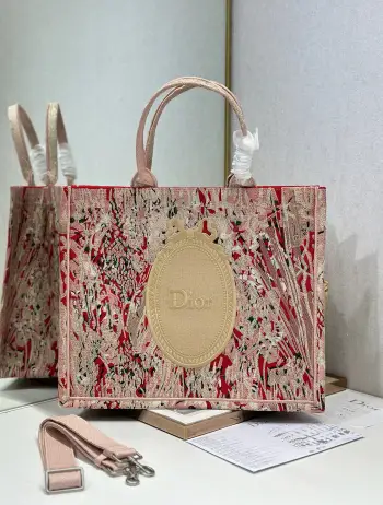  礼服镜子配肩带 大号 Dior book tote 购物袋这款Book Tote手袋灵感来自女装创意总监玛丽亚 嘉茜娅 蔻丽 Maria Grazia Chiuri 是体现Dior审美的主打产品 可收纳各种日常用品 全新演绎Bayadere图案混合效果D-Stripes图案刺绣 更具时尚风范 正面饰以 Christian Dior 标志 充分体现了Dior的精湛工艺 款号 1286尺寸 42×35×18.5cm