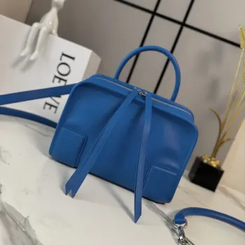 <P>中号 罗意威 小号柔软 牛皮革Amazona 180手袋 重新诠释L家传奇手袋 呈现休闲轮廓 搭配单一顶部提手 手袋采用开放式设计 主隔层以隐藏式扣固定 搭配 拆卸肩带和斜挎背带 打造实用风格 此小号版本采用柔软牛皮革制成 *三种携带方式*短提手  拆卸肩背和斜挎 背带*拉链配有两个皮革拉链头*两个隔层 主隔层以磁扣开合*内部扁平口袋*左侧D形环可定制*绒面革衬里LOE*WE烫金或者烫银 Double L压纹品牌标志尺寸:24.5*10*18.5cm型号 262552 <P>