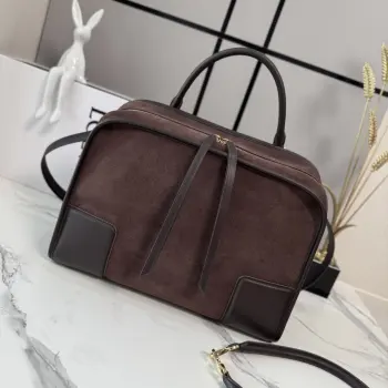 <P>大号 罗意威 新品 Amazona 180 重新诠释 LOEWE 传奇手袋 呈现休闲廓形 搭配单一顶部提手 手袋采用开放式设计 主隔层以隐藏扣固定 搭配可拆卸肩背和斜挎背带 打造实用风格.此大号版本采用牛皮革制成 三种携带方式 短提手 可拆卸肩背和斜挎背带 拉链配有两个皮革拉链头两个隔层 主隔层以磁扣开合 内部扁平口袋 左侧 D 形环可定制 绒面革和纳帕羊皮革衬里 LOE*WE 烫金或烫银 Double L 压纹品牌标志. 型号 062553 尺寸:34.5*14*27CM <P>