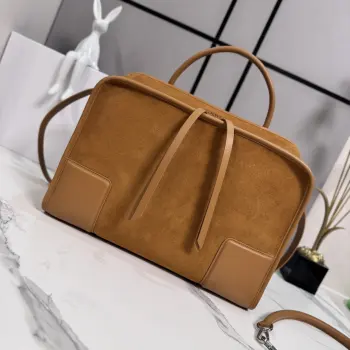 <P>大号 罗意威 新品 Amazona 180 重新诠释 LOEWE 传奇手袋 呈现休闲廓形 搭配单一顶部提手 手袋采用开放式设计 主隔层以隐藏扣固定 搭配可拆卸肩背和斜挎背带 打造实用风格.此大号版本采用牛皮革制成 三种携带方式 短提手 可拆卸肩背和斜挎背带 拉链配有两个皮革拉链头两个隔层 主隔层以磁扣开合 内部扁平口袋 左侧 D 形环可定制 绒面革和纳帕羊皮革衬里 LOE*WE 烫金或烫银 Double L 压纹品牌标志. 型号 062553 尺寸:34.5*14*27CM <P>