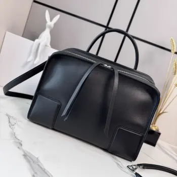 <P>大号 罗意威 新品 Amazona 180 重新诠释 LOEWE 传奇手袋 呈现休闲廓形 搭配单一顶部提手 手袋采用开放式设计 主隔层以隐藏扣固定 搭配可拆卸肩背和斜挎背带 打造实用风格.此大号版本采用牛皮革制成 三种携带方式 短提手 可拆卸肩背和斜挎背带 拉链配有两个皮革拉链头两个隔层 主隔层以磁扣开合 内部扁平口袋 左侧 D 形环可定制 绒面革和纳帕羊皮革衬里 LOE*WE 烫金或烫银 Double L 压纹品牌标志. 型号 062553 尺寸:34.5*14*27CM <P>
