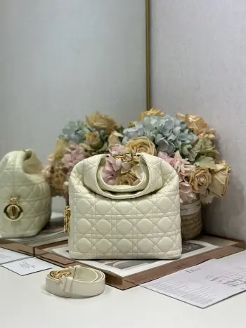 Dior  2026秋冬系列- 白色羊皮 JonathanAnderson本季的配饰和细节设计融入了与秀场一致的荷花 荷叶等元素 工艺中层叠的褶皱 卷曲的弧度 以及古典的廓形元素均有体现 细节比整体造型要值得一看 型号 1538尺寸 24×27×9cm