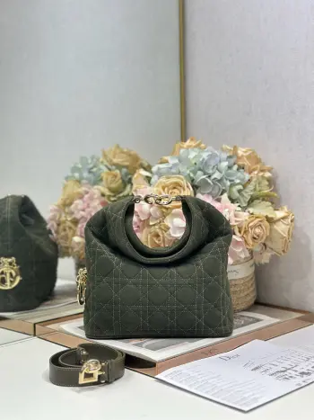 Dior  2026秋冬系列- 墨绿绒配皮 JonathanAnderson本季的配饰和细节设计融入了与秀场一致的荷花 荷叶等元素 工艺中层叠的褶皱 卷曲的弧度 以及古典的廓形元素均有体现 细节比整体造型要值得一看 型号 1538尺寸 24×27×9cm