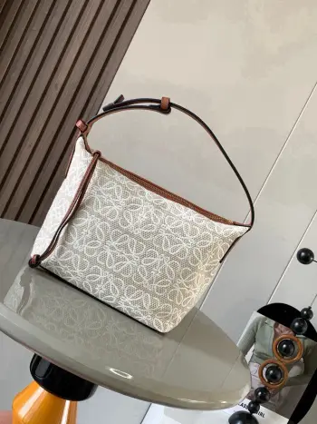 Anagram提花布和牛皮革 Cubi手袋小号便当包 Cubi饭盒包这一季的快乐是Cubi给的 L0ewe 最新抢手腋下包 Cubi绣花设计自带高级感  没有过多的繁琐 轻轻一扣 解放双手 手提 腋下肩背都好看 容量大 带有牛皮革底座和柔软的包身 这个版本采用牛皮革和 Anagram 提花布制成 小号尺寸:21 17 13CM款号 9007颜色 白棕布大花