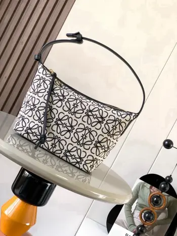 Anagram提花布和牛皮革 Cubi手袋小号便当包 Cubi饭盒包这一季的快乐是Cubi给的 L0ewe 最新抢手腋下包 Cubi绣花设计自带高级感  没有过多的繁琐 轻轻一扣 解放双手 手提 腋下肩背都好看 容量大 带有牛皮革底座和柔软的包身 这个版本采用牛皮革和 Anagram 提花布制成 小号尺寸:21 17 13CM款号 9007颜色 黑白大花