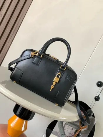 纳帕牛皮革 Amazona 23 手袋Amazona 是 LOEWE 的标志性手袋 最初于1970年代作为顶部提手软结构手袋推出这款纳帕牛皮革版本更新了精致的比例和细节 包括一个 Anagram 雕刻挂锁 斜挎 肩背或顶部提手携带 可拆卸可调节肩带 双拉链开合 牛皮革拉链头 内部拉链隔层和按扣固定的插袋 用于存放挂锁钥匙的迷你口袋 底部保护性金属脚 可以使用肩带和个性化挂饰进行定制 金色绒面革衬里  Anagram 压纹尺寸 23cm 10cm 15cm款号 9078颜色 黑色