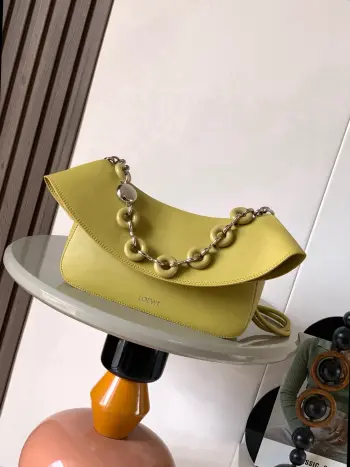  中号光滑牛皮革 Ola 手袋Ola 是柔软轻便且灵活百搭的夏日手袋 采用弧形主体 线条流畅的翻盖和醒目甜甜圈链条此中号版本采用光滑牛皮革制成*可拆卸牛皮革管状肩带可拆卸甜甜圈链条*翻盖开合*一个内袋 L0EWE 烫金 镌刻 Anagram 标志尺寸 26CM 18CM 13CM款号 9150颜色 姜黄色