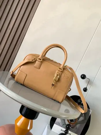 纳帕牛皮革 Amazona 23 手袋Amazona 是 LOEWE 的标志性手袋 最初于1970年代作为顶部提手软结构手袋推出这款纳帕牛皮革版本更新了精致的比例和细节 包括一个 Anagram 雕刻挂锁 斜挎 肩背或顶部提手携带 可拆卸可调节肩带 双拉链开合 牛皮革拉链头 内部拉链隔层和按扣固定的插袋 用于存放挂锁钥匙的迷你口袋 底部保护性金属脚 可以使用肩带和个性化挂饰进行定制 金色绒面革衬里  Anagram 压纹尺寸 23cm 10cm 15cm款号 9078颜色 棕色纹