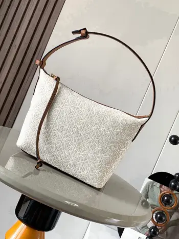 Anagram提花布和牛皮革 Cubi手袋小号便当包 Cubi饭盒包这一季的快乐是Cubi给的 L0ewe 最新抢手腋下包 Cubi绣花设计自带高级感  没有过多的繁琐 轻轻一扣 解放双手 手提 腋下肩背都好看 容量大 带有牛皮革底座和柔软的包身 这个版本采用牛皮革和 Anagram 提花布制成 小号尺寸:21 17 13CM款号 9007颜色 白布棕细花