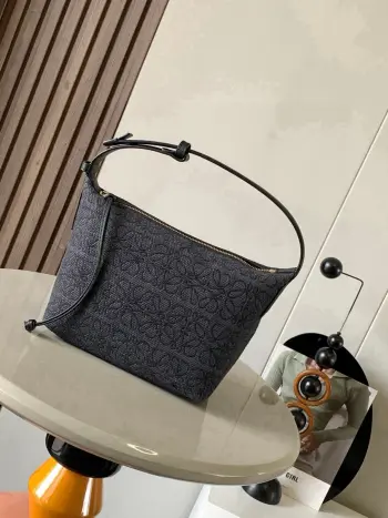 Anagram提花布和牛皮革 Cubi手袋小号便当包 Cubi饭盒包这一季的快乐是Cubi给的 L0ewe 最新抢手腋下包 Cubi绣花设计自带高级感  没有过多的繁琐 轻轻一扣 解放双手 手提 腋下肩背都好看 容量大 带有牛皮革底座和柔软的包身 这个版本采用牛皮革和 Anagram 提花布制成 小号尺寸:21 17 13CM款号 9007颜色 黑色大花