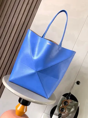 大号新款亮面牛皮革购物袋puzzle Fold手袋大号几何图形玩出花了  很久没见过这么实用又设计感满满的托特包了这款延续了Puzzle系列的几何美学以折纸包为灵感 让这只 Puzzle Fold tote 在立体和平面随意切换上身了两个尺码给大家参考哦大号容量更友好 小号很可爱 皮质都很细腻光泽本身自重超轻 能完全折叠是旅行良伴 这个大号版本采用柔软的亮面牛皮革打造尺寸 42CM 41CM 18CM款号 9033颜色 蓝色