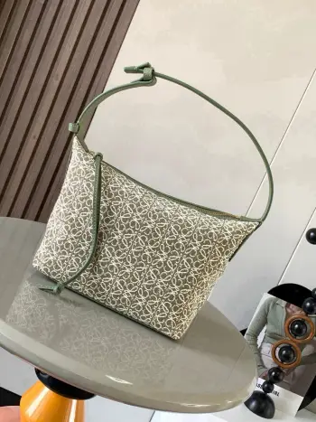 Anagram提花布和牛皮革 Cubi手袋小号便当包 Cubi饭盒包这一季的快乐是Cubi给的 L0ewe 最新抢手腋下包 Cubi绣花设计自带高级感  没有过多的繁琐 轻轻一扣 解放双手 手提 腋下肩背都好看 容量大 带有牛皮革底座和柔软的包身 这个版本采用牛皮革和 Anagram 提花布制成 小号尺寸:21 17 13CM款号 9007颜色 绿色细花