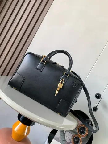 纳帕牛皮革 Amazona 28手袋Amazona 是 LOEWE 的标志性手袋 最初于1970年代作为顶部提手软结构手袋推出这款纳帕牛皮革版本更新了精致的比例和细节 包括一个 Anagram 雕刻挂锁 斜挎 肩背或顶部提手携带 可拆卸可调节肩带 双拉链开合 牛皮革拉链头 内部拉链隔层和按扣固定的插袋 用于存放挂锁钥匙的迷你口袋 底部保护性金属脚 可以使用肩带和个性化挂饰进行定制 金色绒面革衬里  Anagram 压纹尺寸 28cm 11cm 18cm款号 9080颜色 黑色