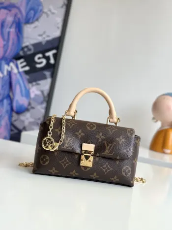   海外原单M28426独家实拍 本款 Nano Madeleine 手袋为帆布描绘 Monogram 图案 展现路易威登的标志性笔触 可调节装饰链条便于斜挎 其上的 Monogram 花卉和 LV 挂饰与耀目 S-lock 锁扣一道彰显品牌格调 尺寸 21×12.5×6cm