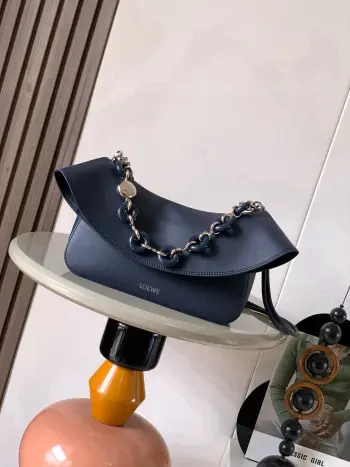  中号光滑牛皮革 Ola 手袋Ola 是柔软轻便且灵活百搭的夏日手袋 采用弧形主体 线条流畅的翻盖和醒目甜甜圈链条此中号版本采用光滑牛皮革制成*可拆卸牛皮革管状肩带可拆卸甜甜圈链条*翻盖开合*一个内袋 L0EWE 烫金 镌刻 Anagram 标志尺寸 26CM 18CM 13CM款号 9150颜色 兰色