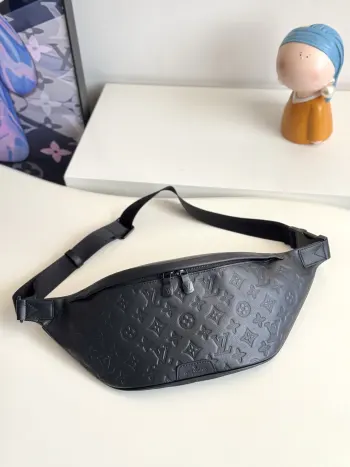    海外原单M44388独家实拍 此款Discovery腰包采用柔软的Monogram Shadow压纹小牛皮制成 迷人的复古气息演绎休闲时尚风格 造型百搭且功能性强 前后配有拉链口袋便于存取手机 钥匙和卡片 而可调节包带则方便佩戴于腰间 肩背或斜挎 尺寸 47×20×9cm