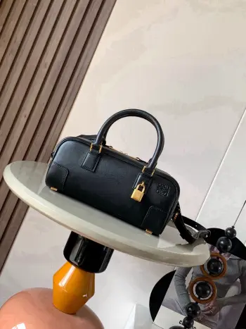 新款 明星同款手袋 Amazona 是 LOEWE 最初于1970年代推出的标志性手袋 采用精致比例和关键细节包括 Anagram 镌刻挂锁短款以纳帕牛皮革打造而成 可肩背 斜挎或手提 可拆卸可调节肩带 拉链开合 牛皮革拉链头 一个内部拉链隔层 一个插袋 一个挂锁钥匙收纳袋 包底以金属脚钉保护 金色绒面革衬里* Anagram 压纹尺寸 23cm 10cm 11cm款号 9085颜色 黑色