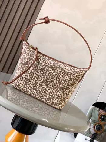 Anagram提花布和牛皮革 Cubi手袋小号便当包 Cubi饭盒包这一季的快乐是Cubi给的 L0ewe 最新抢手腋下包 Cubi绣花设计自带高级感  没有过多的繁琐 轻轻一扣 解放双手 手提 腋下肩背都好看 容量大 带有牛皮革底座和柔软的包身 这个版本采用牛皮革和 Anagram 提花布制成 小号尺寸:21 17 13CM款号 9007颜色 棕色小花