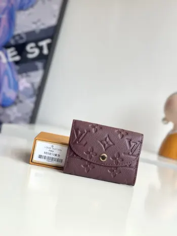 海外原单M25810紫色独家实拍 本款 Rosalie 零钱包取材 Monogram Empreinte 压纹软粒面牛皮革 以圆润翻盖开启小巧构型 内设拉链零钱袋 贴袋和卡片夹层 路易威登标识铭纹按扣实现稳妥开合 尺寸 11×8×2.5cm 海外原单M25810紫色独家实拍 本款 Rosalie 零钱包取材 Monogram Empreinte 压纹软粒面牛皮革 以圆润翻盖开启小巧构型 内设拉链零钱袋 贴袋和卡片夹层 路易威登标识铭纹按扣实现稳妥开合 尺寸 11×8×2.5cm