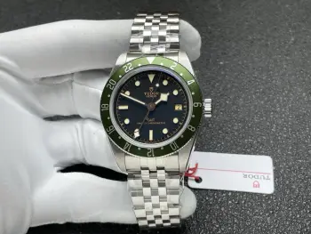 太阳出品 3CF 帝舵 TUDOR OT5 全新碧湾1958型GMT款 24小时定圈 腕表 四针 表壳延续了1958型经典的39毫米尺寸 厚度降至12.8毫米 腕表的各项标志性复古元素均源自1958年帝舵推出的7924潜水表 便被大众亲切地称为 24小时定圈则呈现出一种古朴的质感 更有复古色彩 圆拱形哑光黑色表盘上 指针 时标 刻度均采用了金色处理 与表圈相呼应 帝舵的一大经典标志 太阳出品精致推荐男士机械腕表
