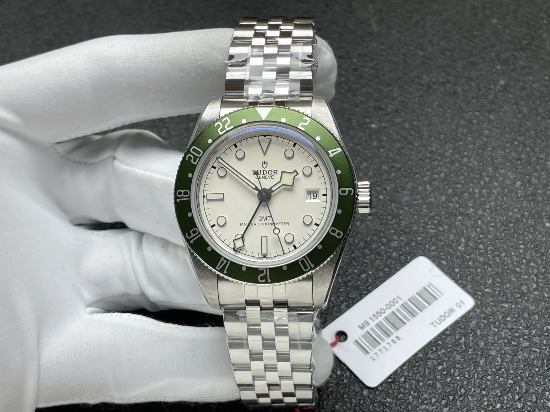 太阳出品 3CF 帝舵 TUDOR OT5 全新碧湾1958型GMT款 24小时定圈 腕表 四针 表壳延续了1958型经典的39毫米尺寸 厚度降至12.8毫米 腕表的各项标志性复古元素均源自1958年帝舵推出的7924潜水表 便被大众亲切地称为 24小时定圈则呈现出一种古朴的质感 更有复古色彩 圆拱形哑光黑色表盘上 指针 时标 刻度均采用了金色处理 与表圈相呼应 帝舵的一大经典标志 太阳出品精致推荐男士机械腕表