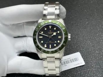 太阳出品 3CF 帝舵 TUDOR OT5 全新碧湾1958型GMT款 24小时定圈 腕表 四针 表壳延续了1958型经典的39毫米尺寸 厚度降至12.8毫米 腕表的各项标志性复古元素均源自1958年帝舵推出的7924潜水表 便被大众亲切地称为 24小时定圈则呈现出一种古朴的质感 更有复古色彩 圆拱形哑光黑色表盘上 指针 时标 刻度均采用了金色处理 与表圈相呼应 帝舵的一大经典标志 太阳出品精致推荐男士机械腕表