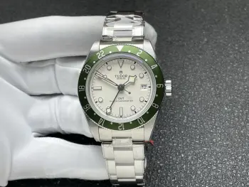 太阳出品 3CF 帝舵 TUDOR OT5 全新碧湾1958型GMT款 24小时定圈 腕表 四针 表壳延续了1958型经典的39毫米尺寸 厚度降至12.8毫米 腕表的各项标志性复古元素均源自1958年帝舵推出的7924潜水表 便被大众亲切地称为 24小时定圈则呈现出一种古朴的质感 更有复古色彩 圆拱形哑光黑色表盘上 指针 时标 刻度均采用了金色处理 与表圈相呼应 帝舵的一大经典标志 太阳出品精致推荐男士机械腕表