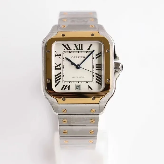 太阳出品 白钢  GF 卡地亚 CARTIER 山度士系列 KH1 好消息 GF山度士升级了  此次升级内容如下 V2版本经过多次修正匹配 表带头粒终可与原装互换了 原装玩家再也不用去专柜购买昂贵的表带  腕表附赠的小牛皮表带也修正了头粒的耐用性 不再容易开裂 另外 字面颜色也更接近原装  表壳直径 39.8mm 厚度 9.08mm  搭载MIYOTA9015自动上链式机芯 太阳出品精致推荐男士机械腕表