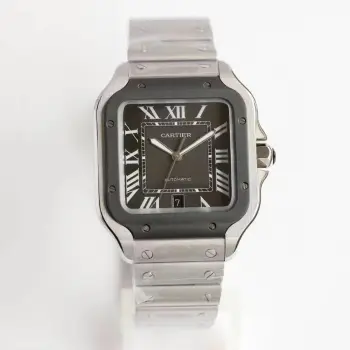 太阳出品 白钢  GF 卡地亚 CARTIER 山度士系列 KH1 好消息 GF山度士升级了  此次升级内容如下 V2版本经过多次修正匹配 表带头粒终可与原装互换了 原装玩家再也不用去专柜购买昂贵的表带  腕表附赠的小牛皮表带也修正了头粒的耐用性 不再容易开裂 另外 字面颜色也更接近原装  表壳直径 39.8mm 厚度 9.08mm  搭载MIYOTA9015自动上链式机芯 太阳出品精致推荐男士机械腕表