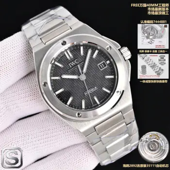 太阳出品 V7 IWC 万国 MT2 表带侧面光边 表节转角处 使用了CNC工艺 使得每一个表节做到齐整流畅 内影圈细致 叉板宽度5.5毫米七星推荐之 Ingenieur工程师腕表IWC 在2023年 Watches   Wonders Geneva 推出新一代 Ingenieur 工程师腕表 由杰罗尊达设计 回归复刻 Gerald Genta 1970年代设计的经典之作 Ref. 1832  40mm 表壳融合垂直拉丝 环形拉丝及镜面抛光工艺 精心重构的线条呈现更柔和流畅的轮廓 厚度为10.7mm 男士机械腕表