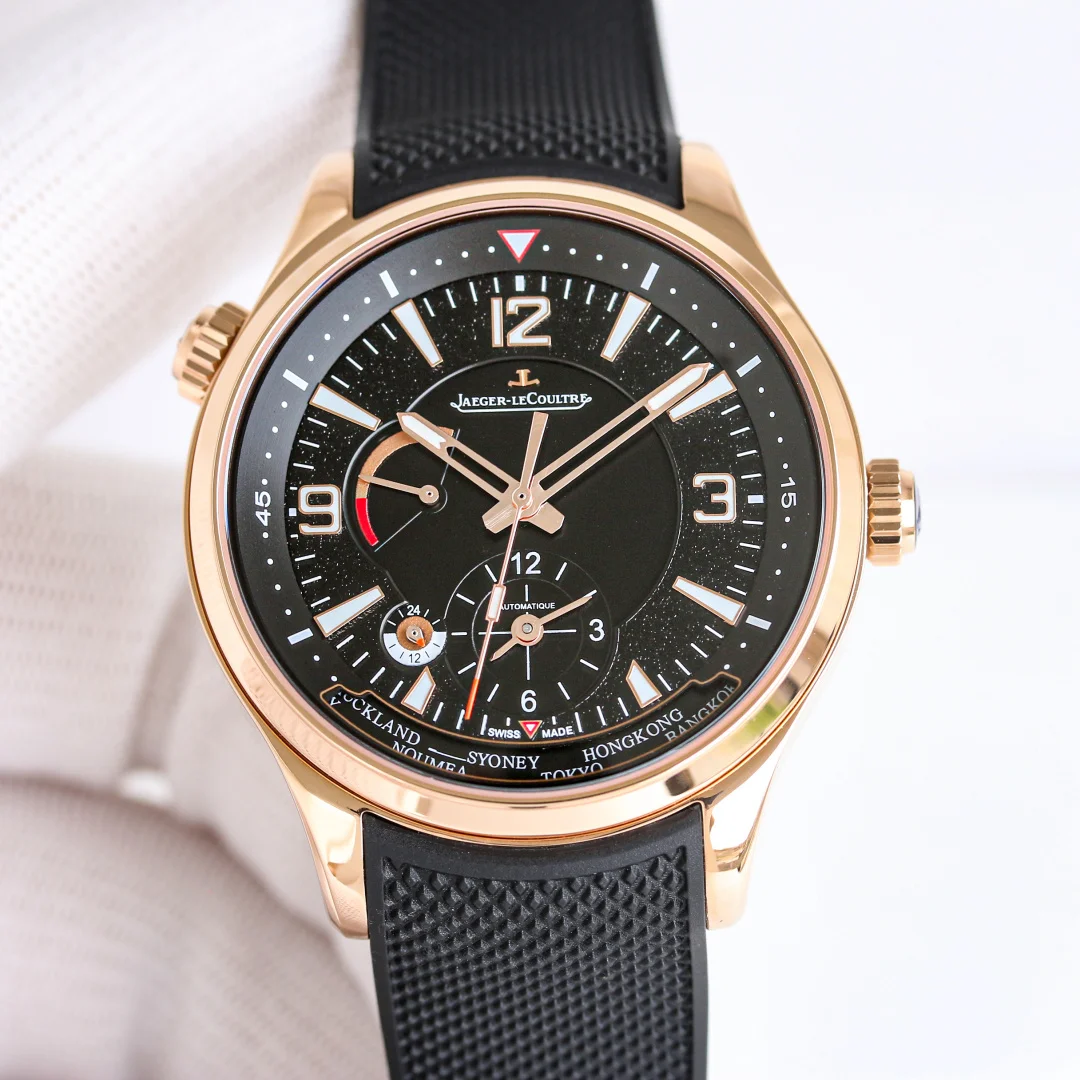太阳出品 白壳 TW出品 男人魅力新款 Jaeger-LeCoultre 积家 JL 北辰系列 R68 北宸系列 Geographic WT 全球限量版500只 地理学家世界时腕表采用蓝黑渐变色与全黑色表盘 腕表的凸缘显示全球24个时区 成为行动派男士旅行期间的可靠搭档 佩戴者可透过10时位置的表冠设定 尺寸42mm表壳 316L钢壳 搭配拱蓝宝石蓝镜面 采用亚洲机芯复刻版 936A/1自动上链 技术无与伦比 城市名部分以乳白色为基底 2时位置的日历显示 6时位置的第二时区显示和10时位置的动力储存显示副表盘饰以太阳放射状饰纹 进口硅胶表带 原装折叠扣 注重细节把握 太阳出品精致推荐男士多功能机械腕表