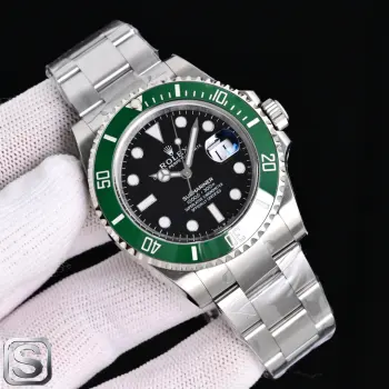 太阳出品 白壳  劳力士 ROLEX 水鬼系列 CM2 劳力士潜航者系列是经典腕表的典范 号称是经典中的经典  今天更新的是官方最新出的尺寸 表径41mm  搭载3235-3230机芯 终身保固 表壳采用劳力士特有的黄金钢 904L不锈钢和18K黄金的组合 材质 搭配黑色 蓝色的表盘 Cerachrom陶瓷字圈和金涂层数字 既时尚又不失庄重 表冠采用三扣锁上链表冠 三扣锁上链表冠可以说是劳力士专为潜航者型研发的三重防水系统 男士机械腕表 立即抢购