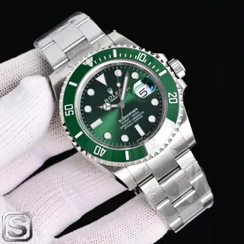 太阳出品 白壳  劳力士 ROLEX 水鬼系列 CM2 劳力士潜航者系列是经典腕表的典范 号称是经典中的经典  今天更新的是官方最新出的尺寸 表径41mm  搭载3235-3230机芯 终身保固 表壳采用劳力士特有的黄金钢 904L不锈钢和18K黄金的组合 材质 搭配黑色 蓝色的表盘 Cerachrom陶瓷字圈和金涂层数字 既时尚又不失庄重 表冠采用三扣锁上链表冠 三扣锁上链表冠可以说是劳力士专为潜航者型研发的三重防水系统 男士机械腕表 立即抢购
